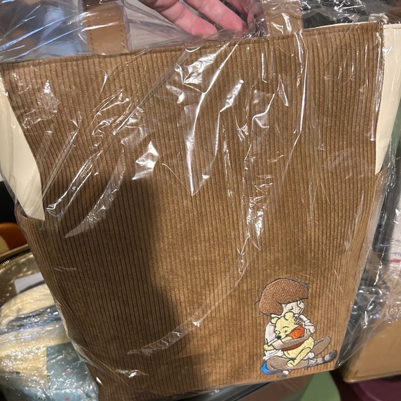 Disney x LoungeFly Winnie the Pooh tote - Picture 2 of 3